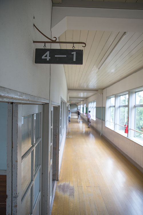 四年生の教室のプレートと廊下