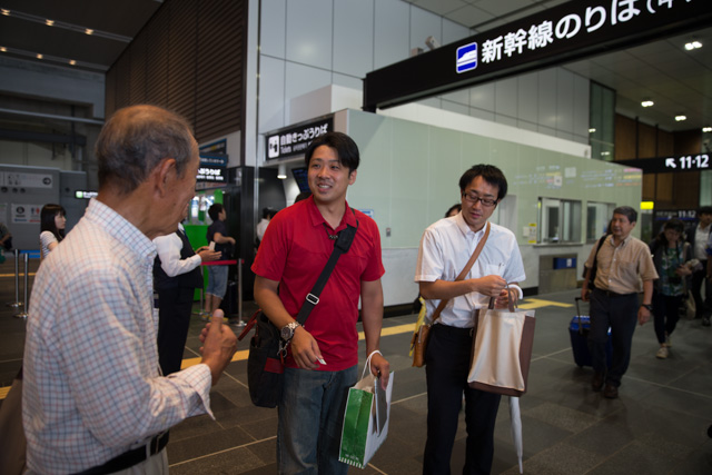 新幹線で富山駅に到着した上田の２人