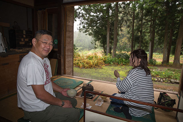 お茶席でお茶を飲んでいる夫婦