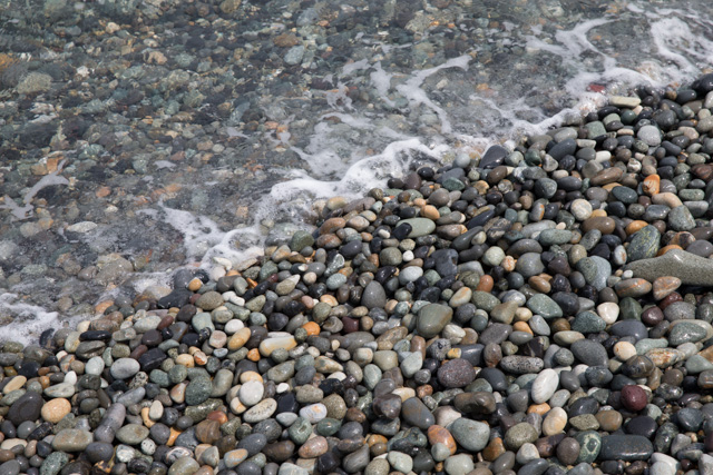 波に洗われる石