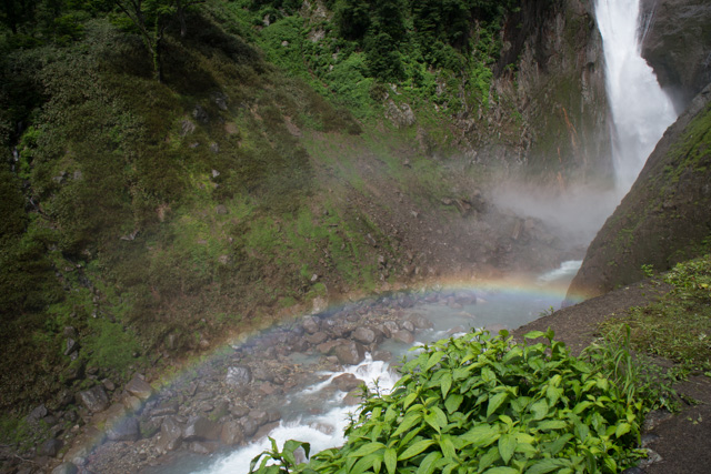 滝にかかる虹