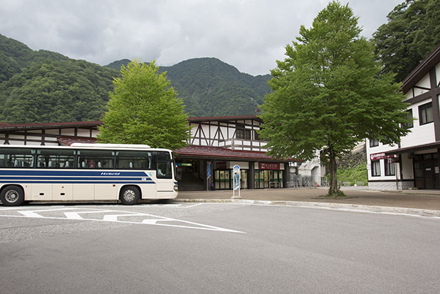 立山駅前にバスがとまっている