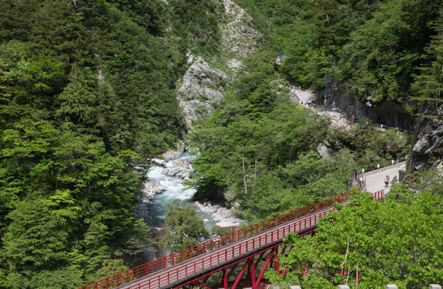 渓谷に掛かる赤い橋
